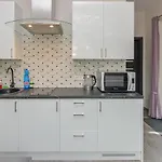 Royal Resident 아파트